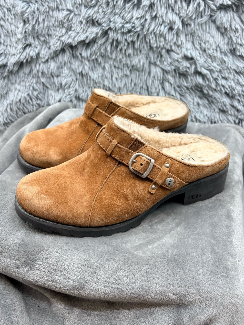 Ugg Australia Mule Clogs Womens 8.5 Brown Lila Suede Sheepskin Lined 1910 Buckle